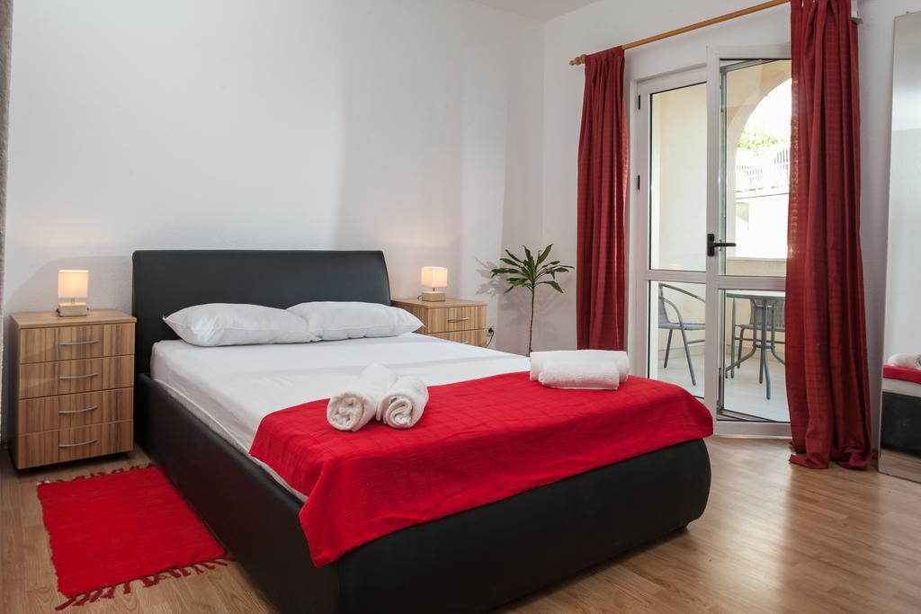 Apartments Fiona - Away From City Crowds Makarska Habitación foto